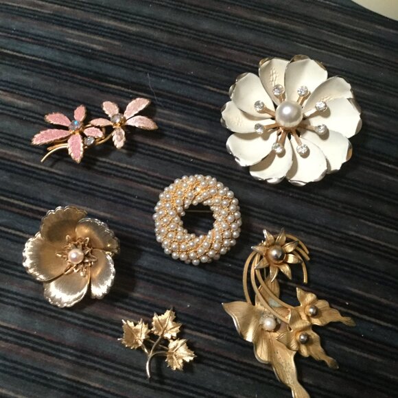 Lot of vintage brooches, clip on earrings and a couple necklaces different sizes - Picture 8 of 16